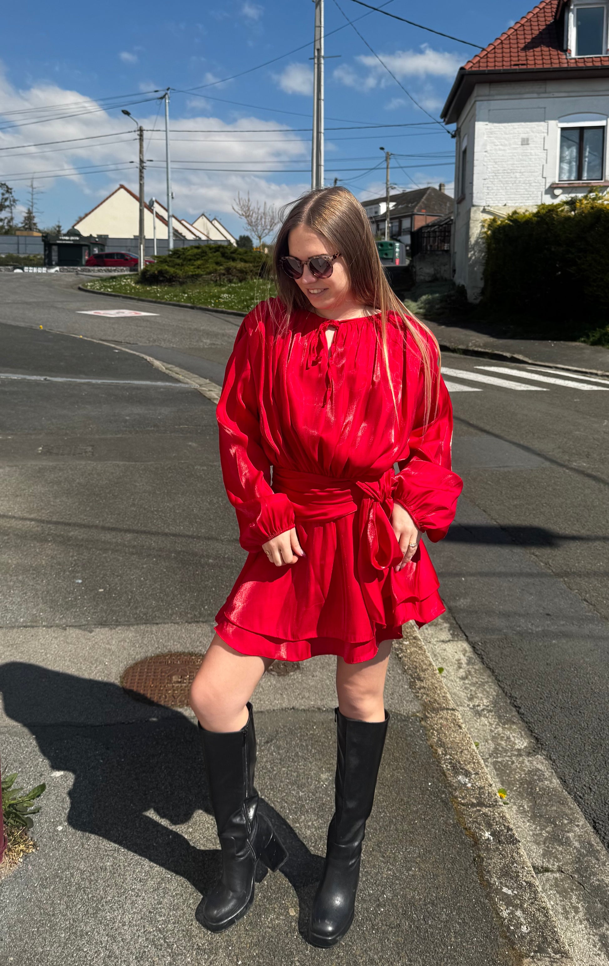 Robe courte à volant irisée rouge